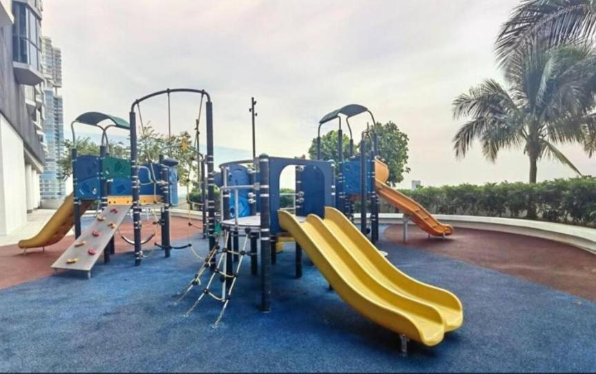 Almas Suites Poolview Netflix 100Mbps Bystay นุสาจายา ภายนอก รูปภาพ