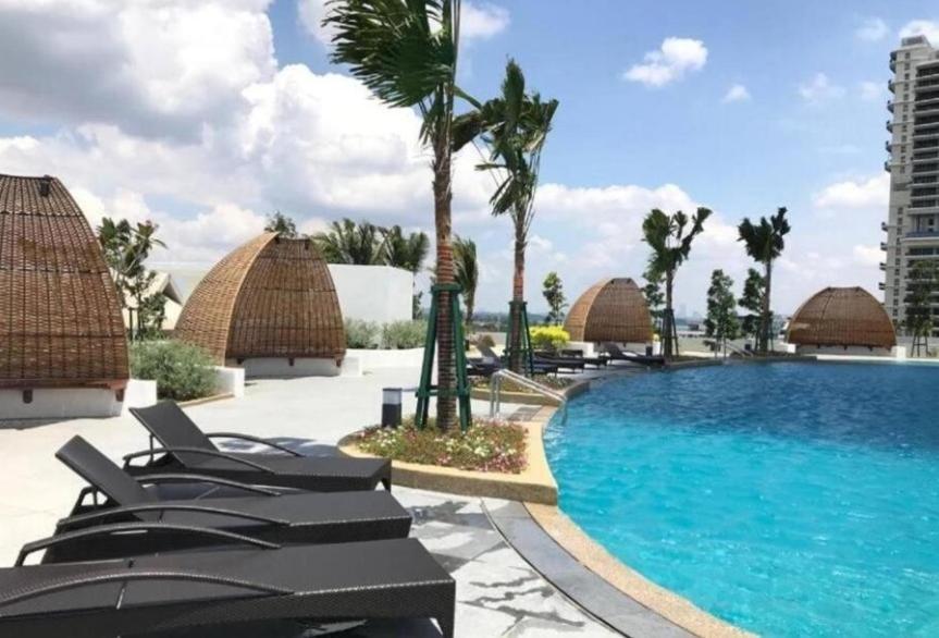 Almas Suites Poolview Netflix 100Mbps Bystay นุสาจายา ภายนอก รูปภาพ